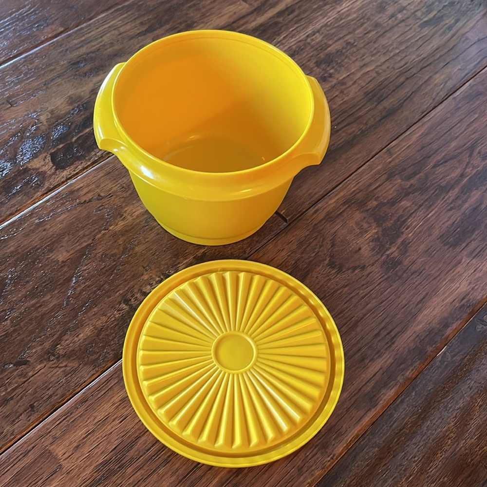 Vintage 1970 Tupperware YELLOW Servalier Container - Picture 3 of 8